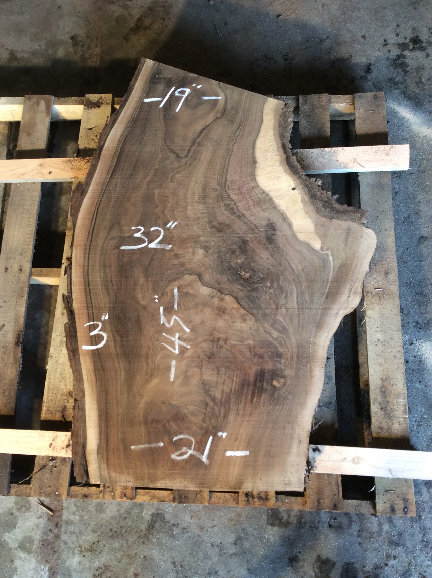 Claro Walnut, Black streaks marbling