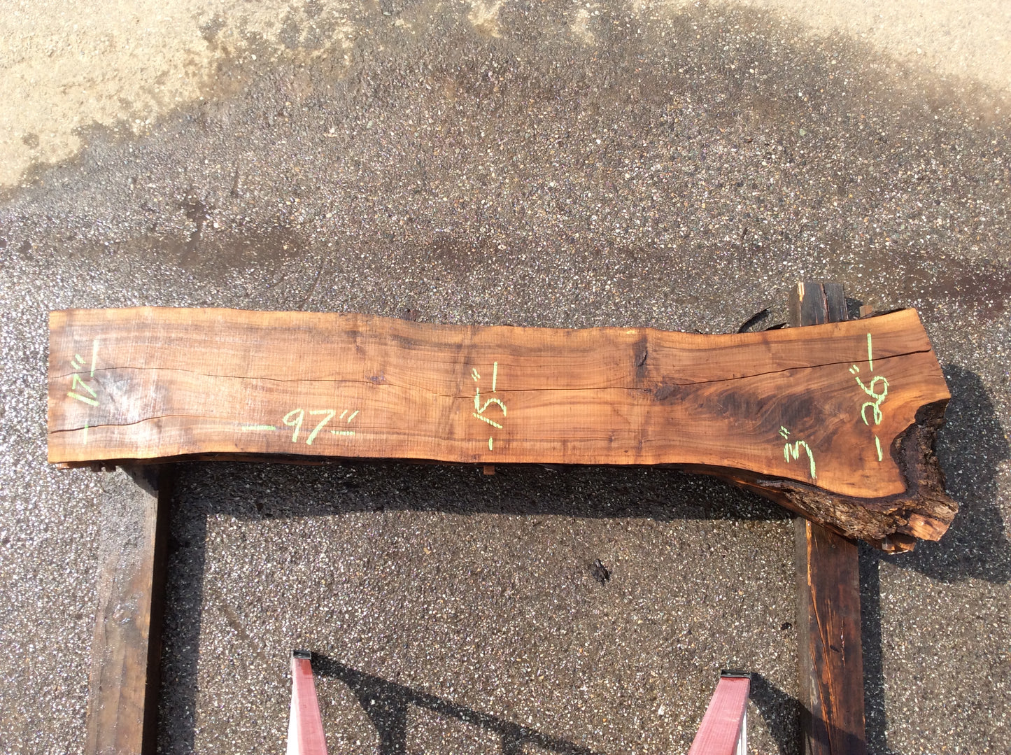 Claro Walnut, Long crack figured end