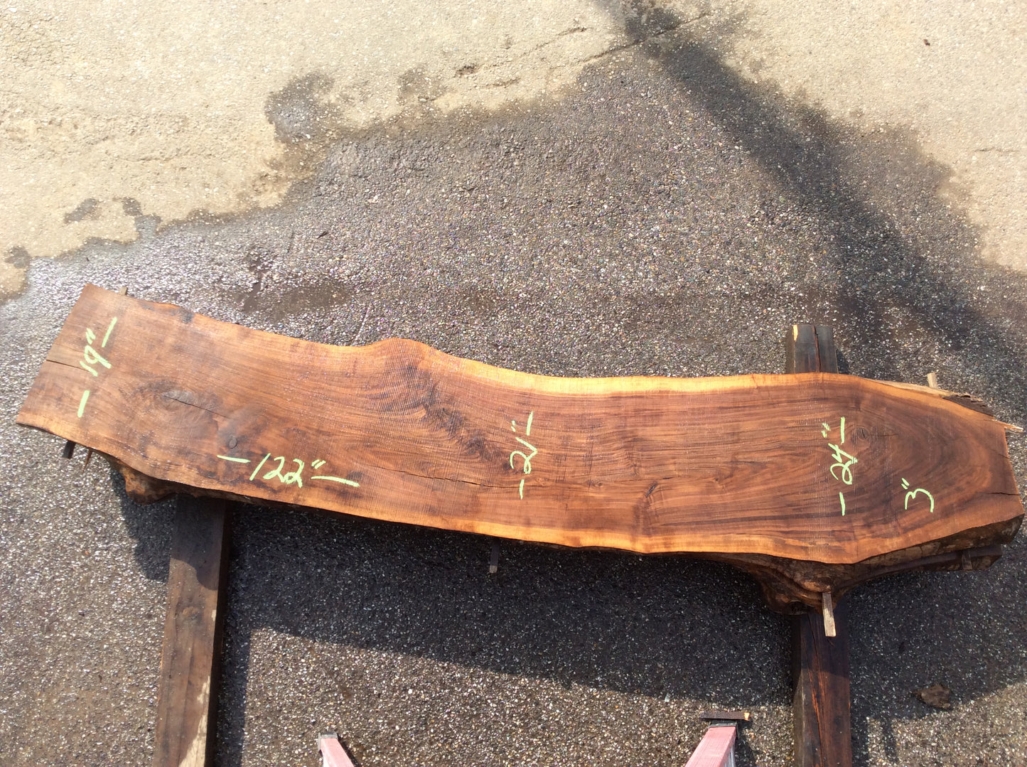 Claro Walnut, Arched light sapwood edge