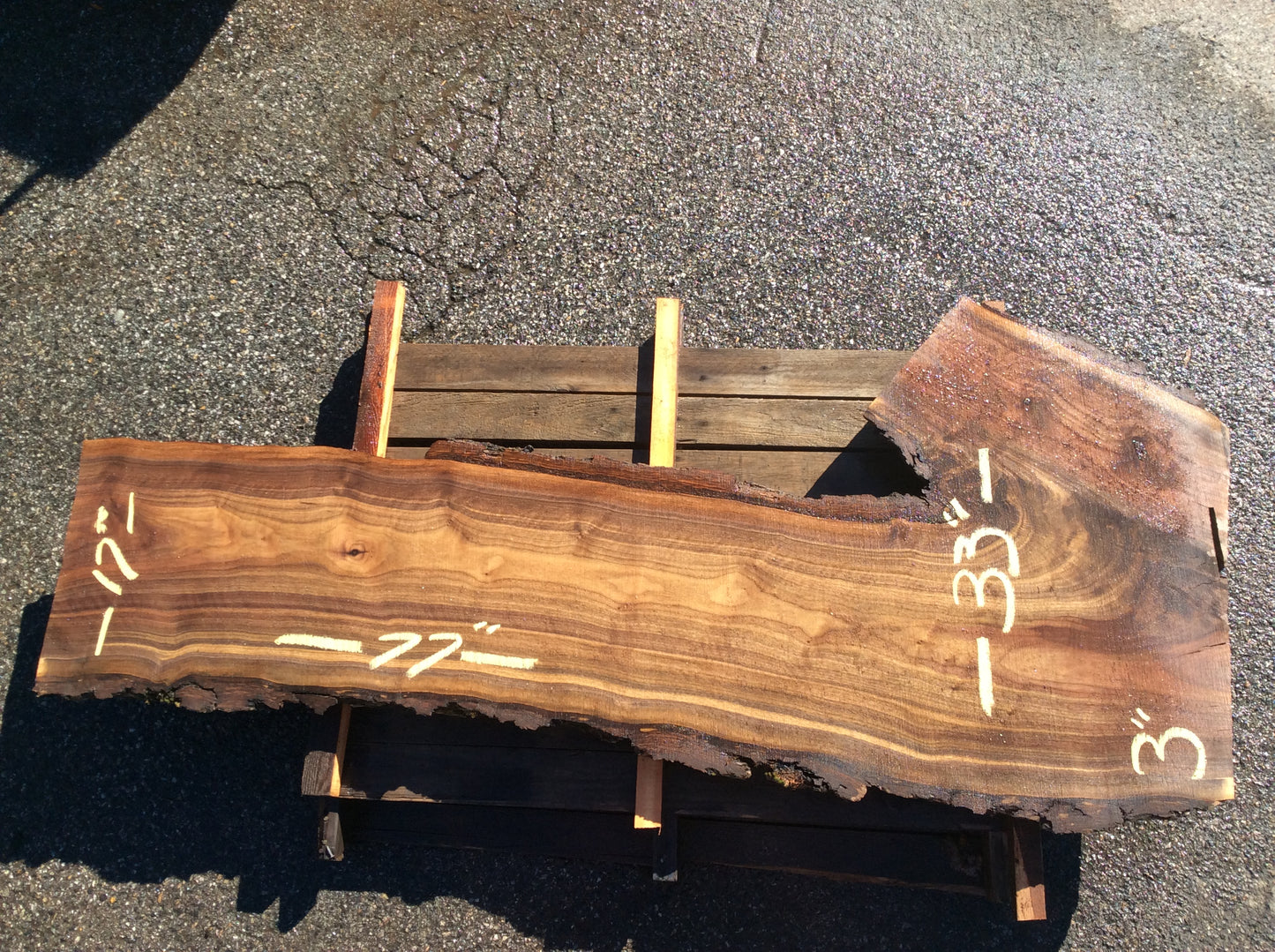 Claro Walnut, Crotch figure mixed colors