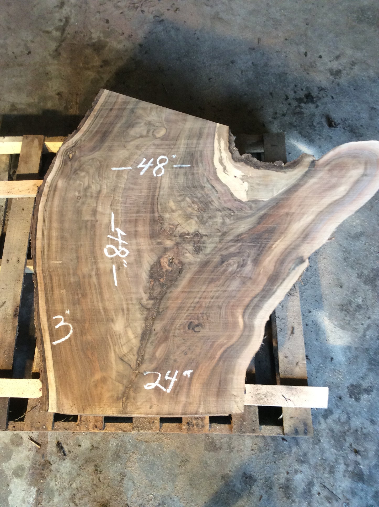 Claro Walnut, Crotch figure bark inclusion