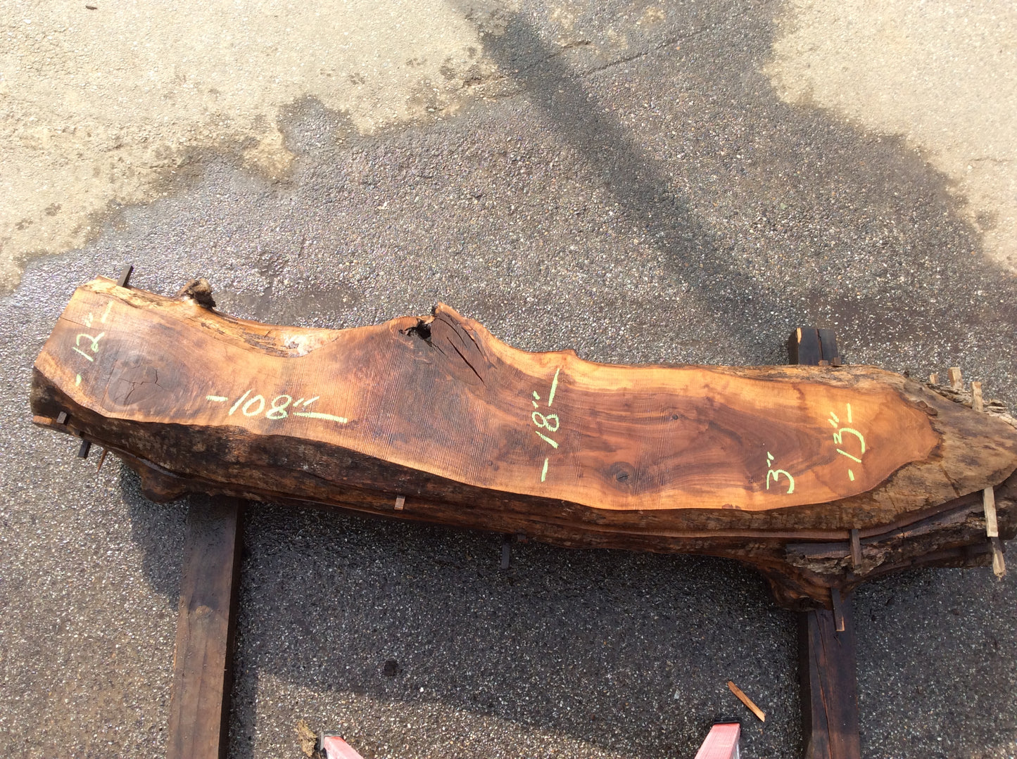 Claro Walnut, Lots of sapwood two knots
