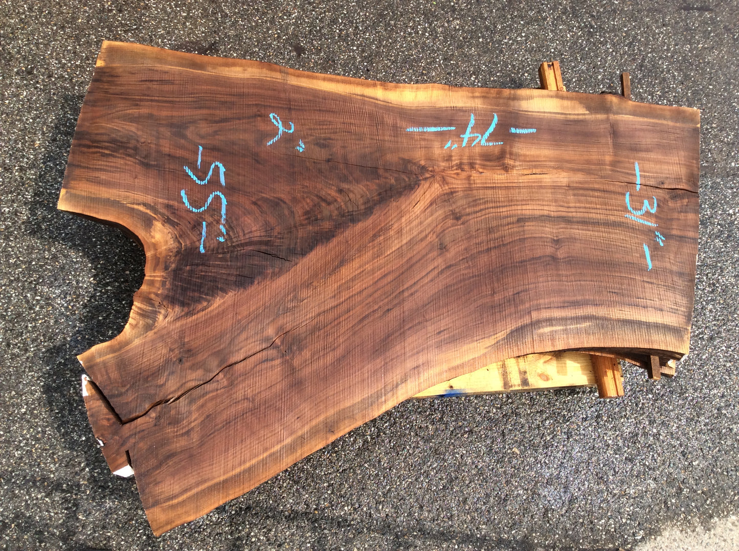 Claro Walnut, Light sapwood crotch figure