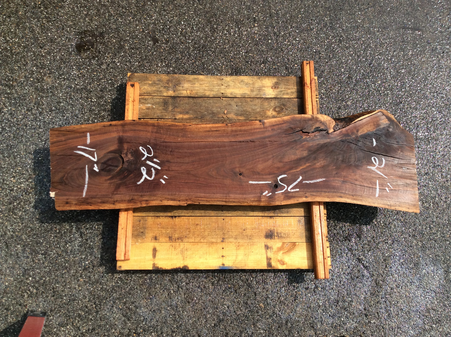 Claro Walnut, Knot inclusion large knot