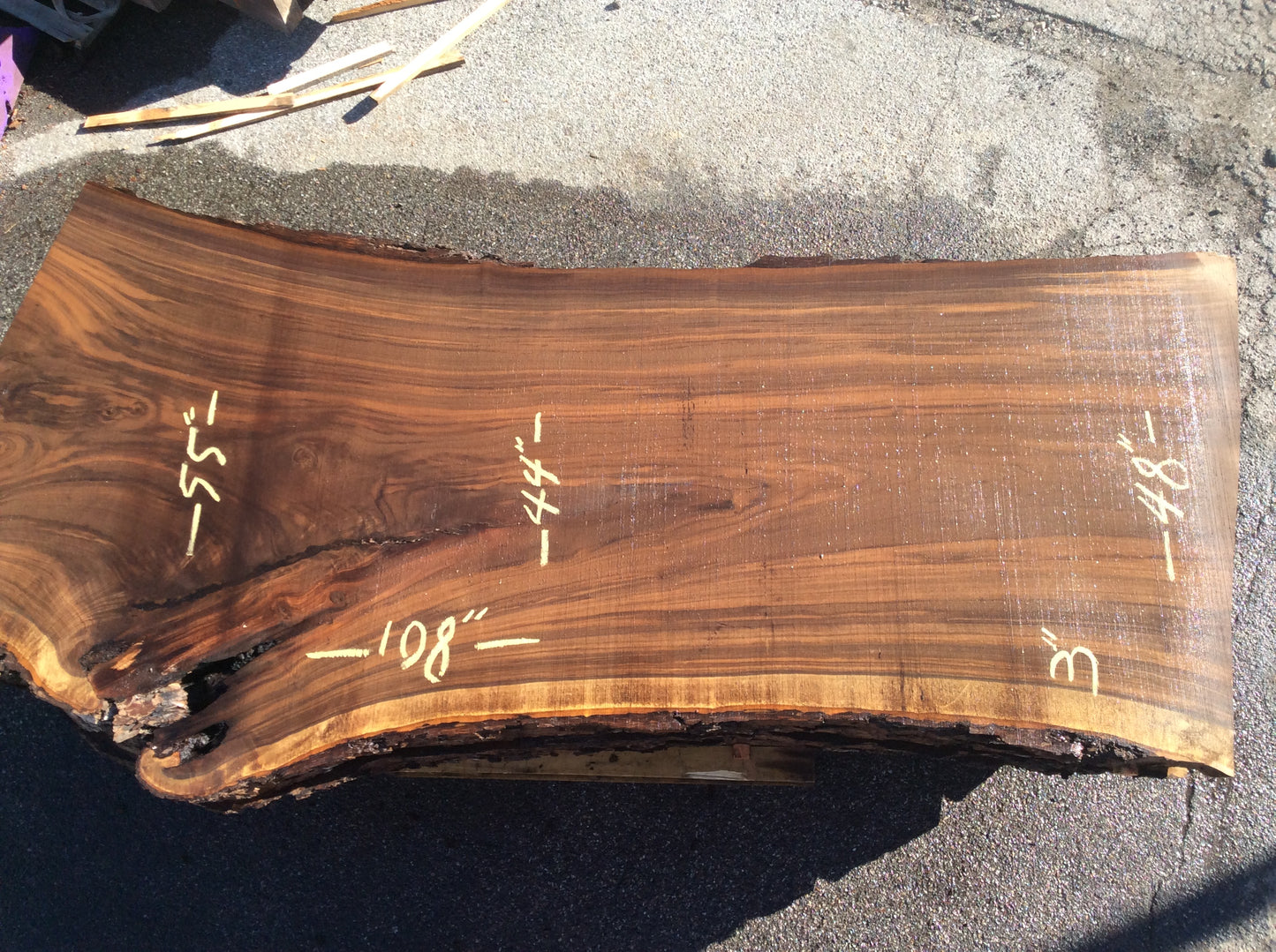 Claro Walnut, Branch inclusion light sapwood