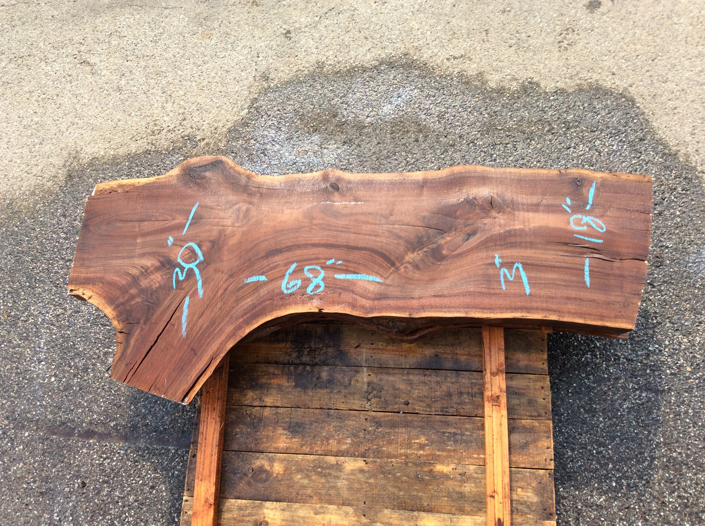 Claro Walnut, Crotch figure knot inclusion