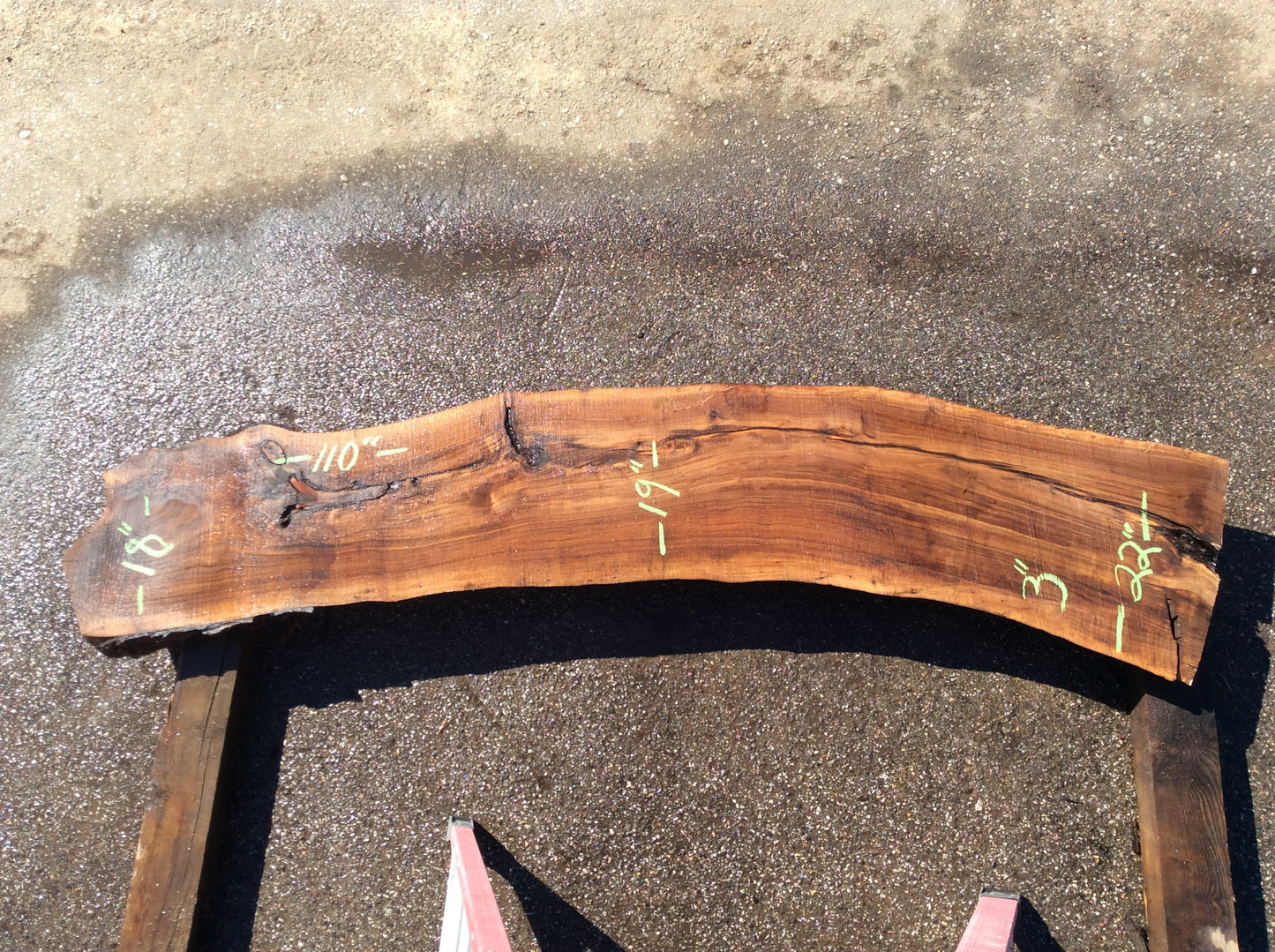 Claro Walnut, Arched inclusion long crack