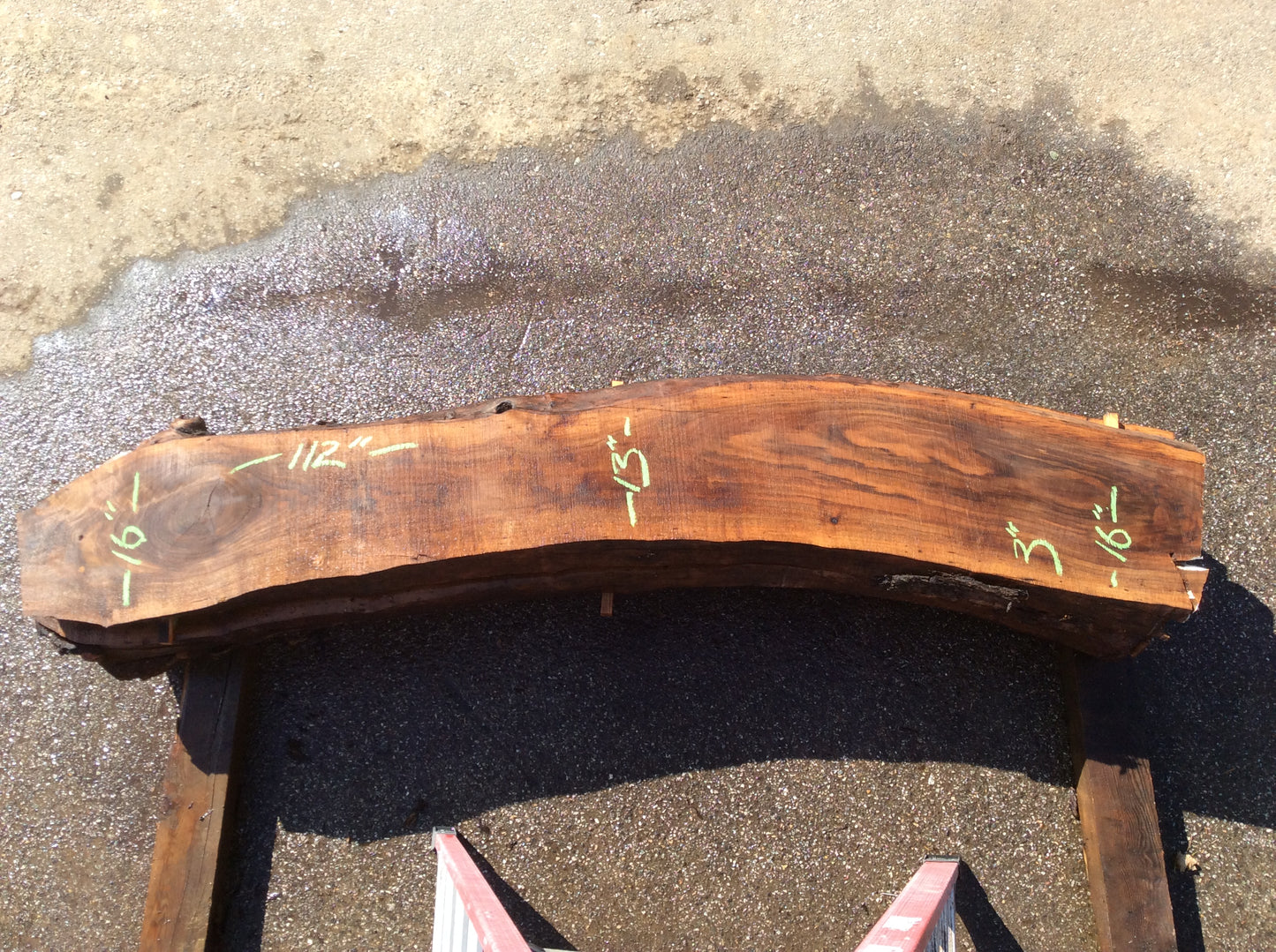 Claro Walnut, Arched large knot on end light sapwood