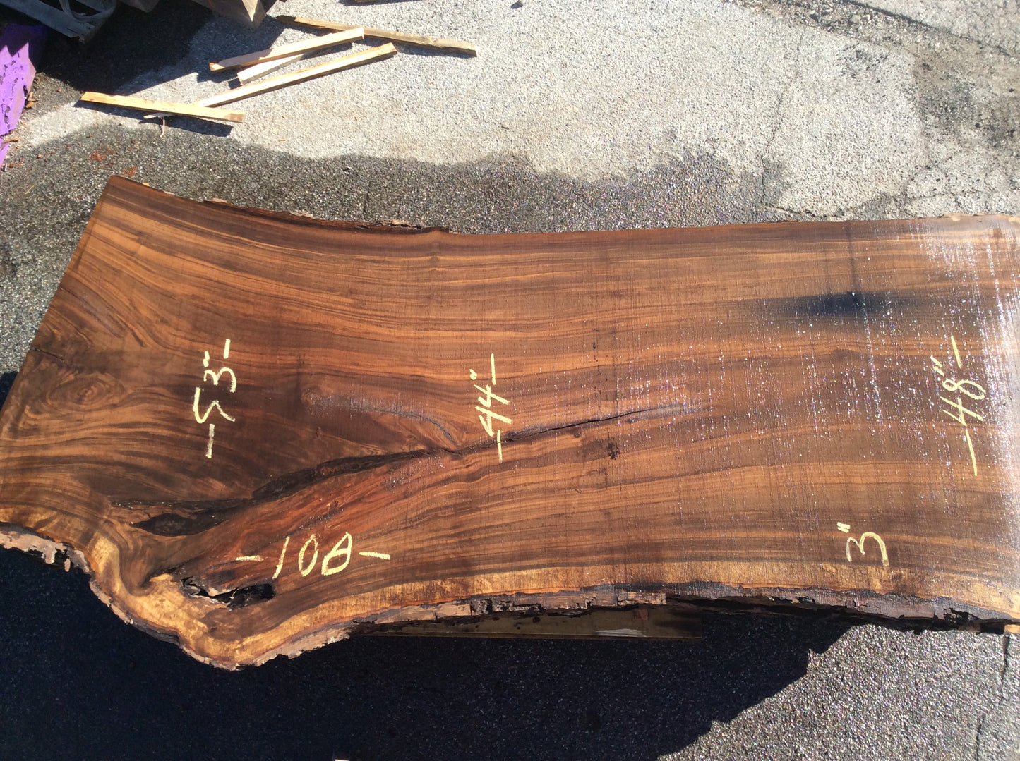 Claro Walnut, Bark inclusion 1 nail