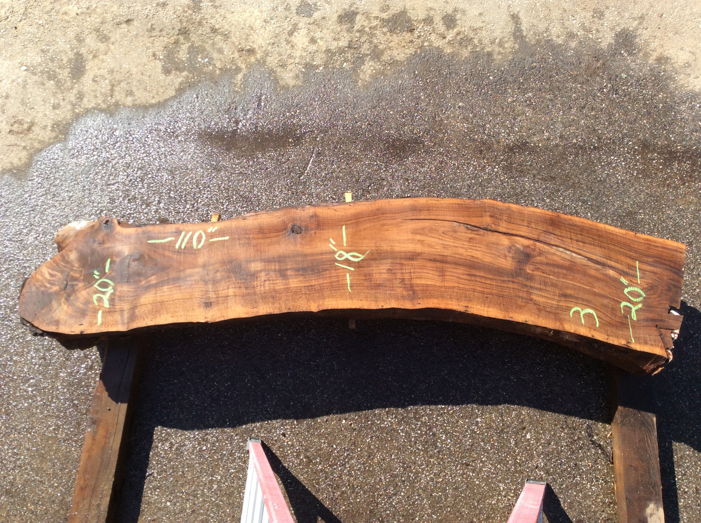 Claro Walnut, Arched large knot on end