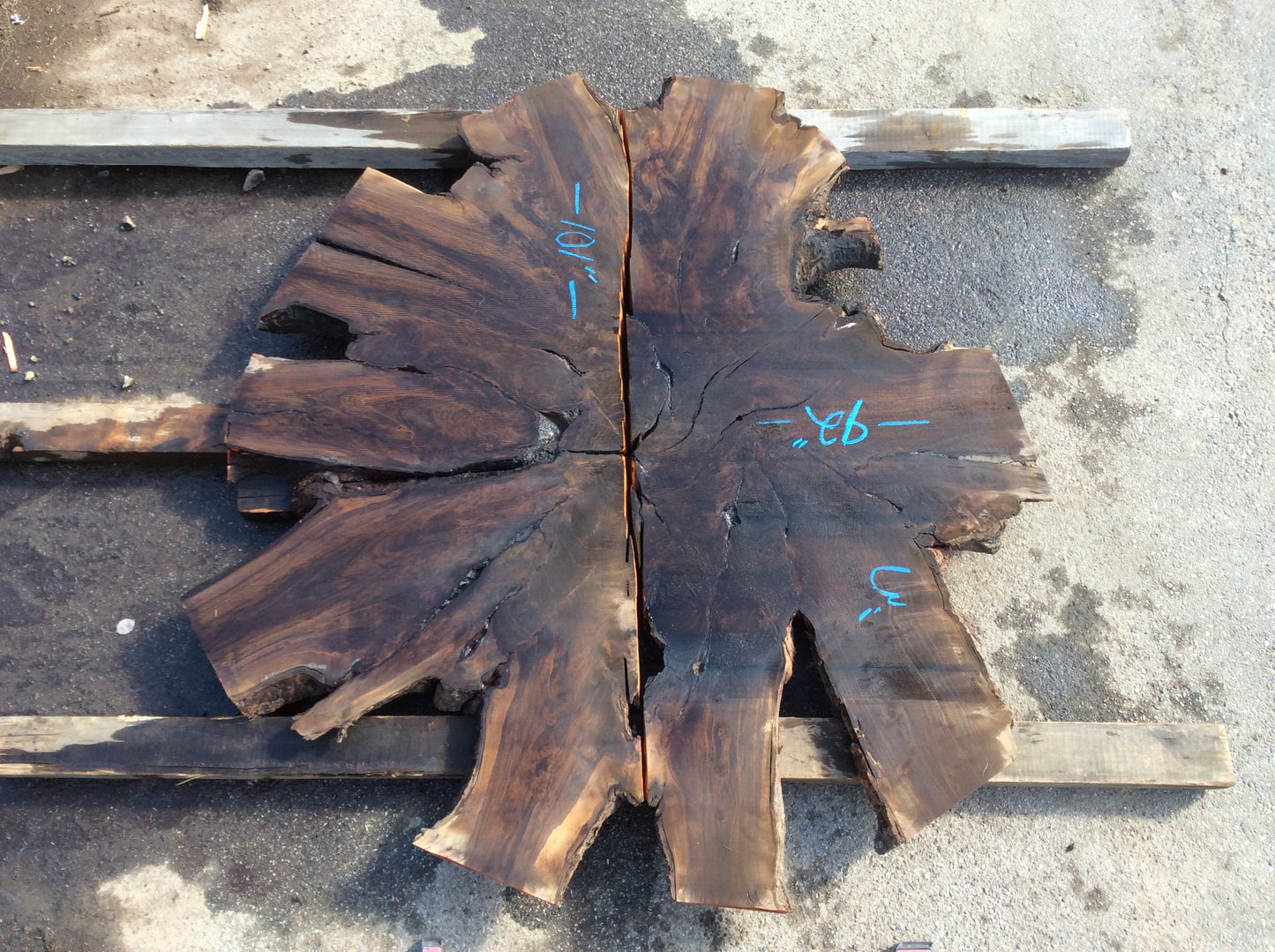 Claro Walnut, Dark root burl center inclusion