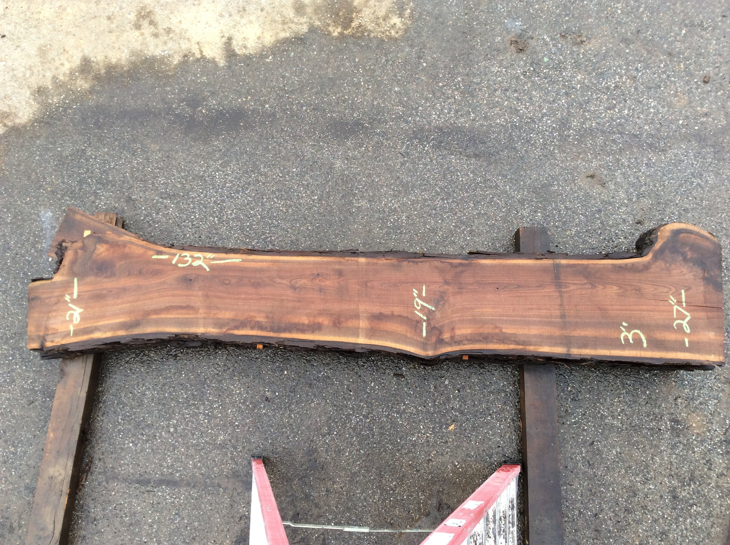 Claro Walnut, Straight small crotch large knot