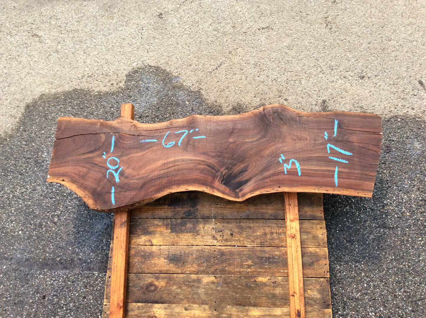 Claro Walnut, Branch inclusion nice figure