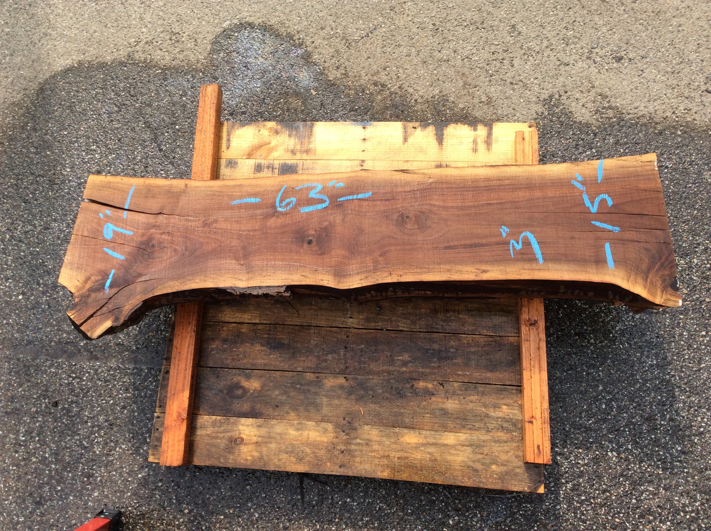 Claro Walnut, Small crack branch inclusion