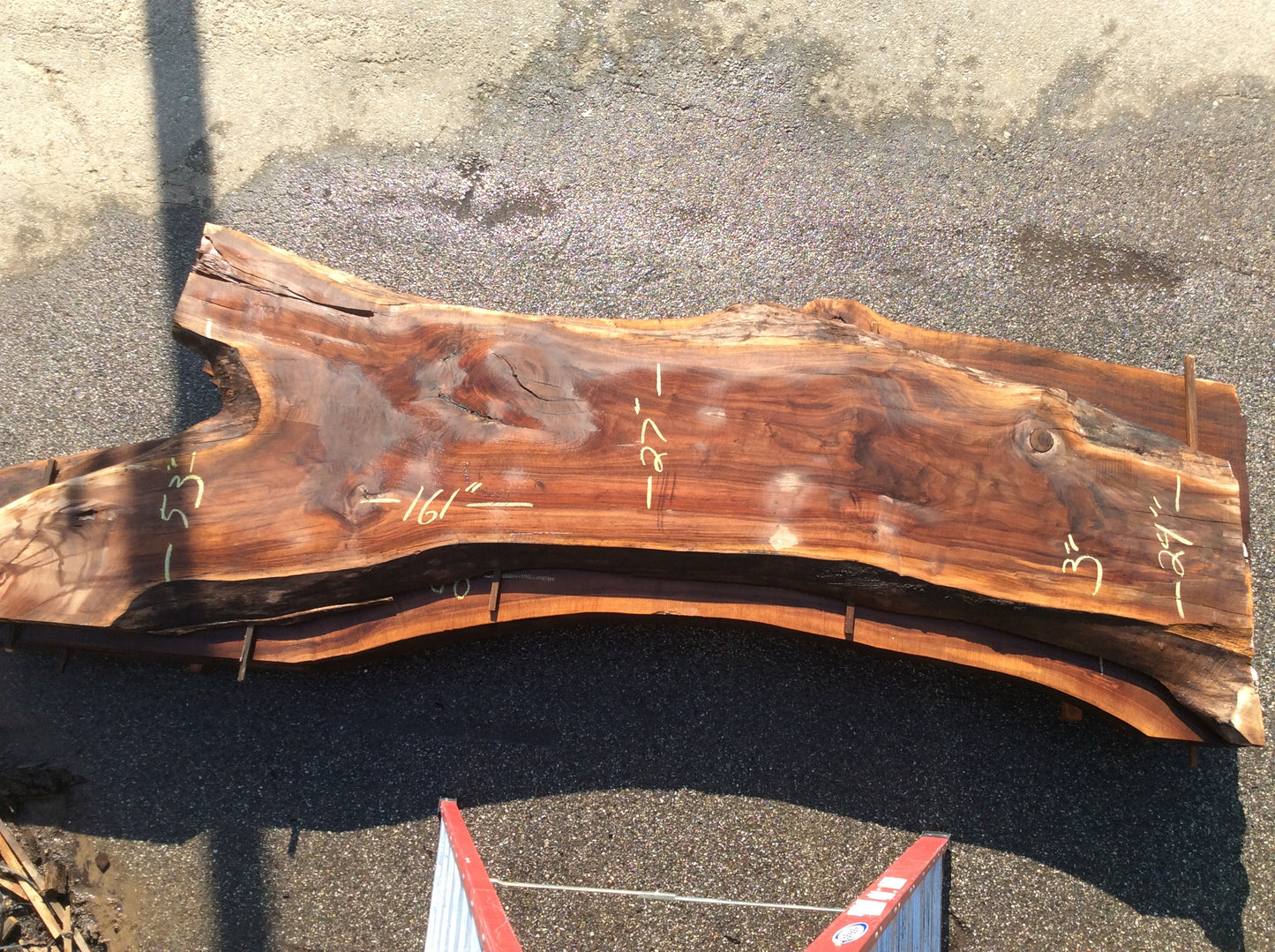 Claro Walnut, Large knot nice figuring