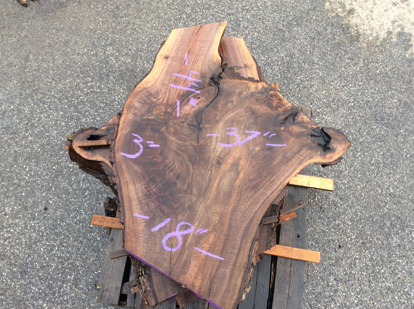 Claro Walnut, Quilted figured growth