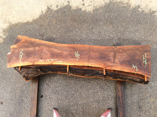 Claro Walnut, Light sapwood outside cracks